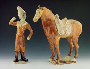 Groom-Figur mit Mantel und Spitzhut mit gesatteltem Pferd, Tang-Dynastie 618-906 von Chinese School Chinese School