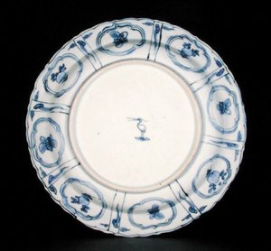 Unterseite eines blau-weißen Kraak-Tellers, Egret-Marke, Wanli, 1595-1605