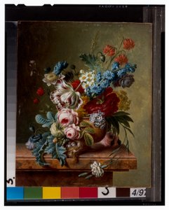 Eine Vase mit Blumen auf einem Marmorsims & Ein Korb mit Blumen und einem Stieglitz von Christiaan van Pol