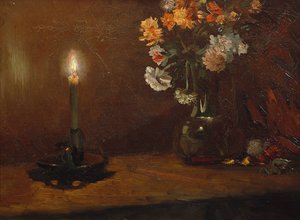 Arrangement mit Kerze und Blumen in Vase von Christian Eriksen Skredsvig