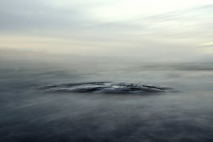 Neblige Ruhige Gewässer