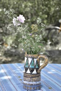 Wildblumen in rustikaler Vase von Christina Sillen
