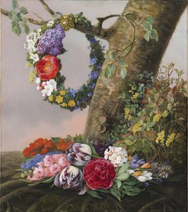 Ein Blumenstrauß am Fuße eines Baumes. An einem Ast hängt ein Blumenkranz von Christine Løvmand