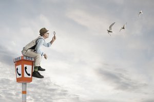 Neugieriger Mann, der den Himmel betrachtet
