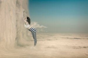 Traumfrau unter Wolken