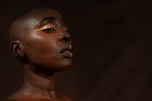 Elegante goldene Frau