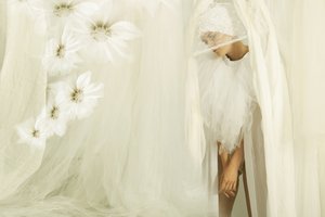 Ätherische Frau mit weißen Blumen