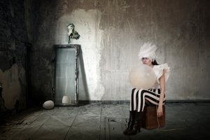 Gefiederte Frau mit Ballon von Christine von Diepenbroek