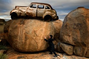 Mann schiebt Autofelsen