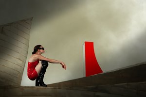 Moderne Frau Rotes Kleid von Christine von Diepenbroek