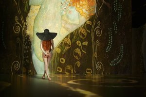 Geheimnisvolle Frau in goldenem Kunstwerk