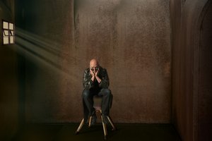 Nachdenklicher Mann am Fenster von Christine von Diepenbroek