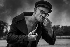 Skurriler Seemann mit Pfeife