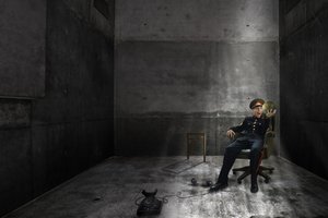 Schockierter Offizier im Betonraum