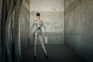 Elegante futuristische Frau
