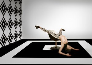 Surreale Geometrische Pose