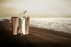 Frau im Riesigen Buch von Christine von Diepenbroek