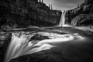 Majestätische Wasserfall-Umarmung