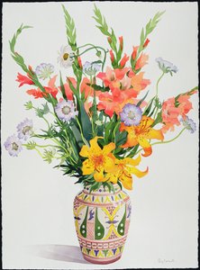 Orange und blaue Blumen in einer marokkanischen Vase