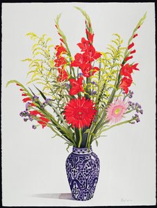 Tigerlilien, Gladiolen und Skabiosen in einer blauen marokkanischen Vase