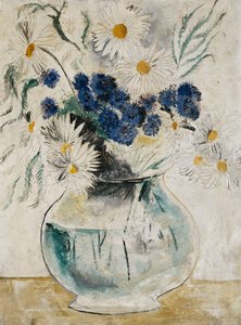 Gänseblümchen und Kornblumen in einer Glasschale
