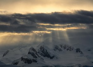 Goldene Strahlen über den Bergen von Chuanxu Ren
