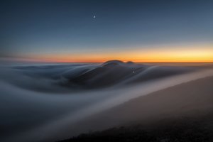 Dämmerungsberge über den Wolken