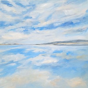 Weite blaue Himmelsreflexion