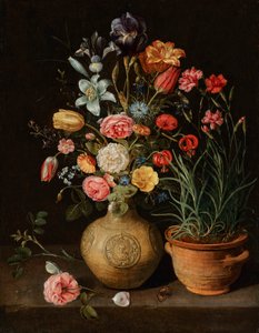 Stillleben mit Rosen, Lilien, einer Iris und anderen Blumen in einer irdenen Vase, mit einem Topf Nelken und einem Schmetterling auf einem Sims