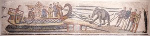 Ein Elefant wird auf ein Schiff verladen