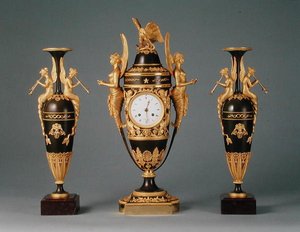 Eine Empire-Vasenuhr und ein Paar Pendelvasen, ca. 1810 von Claude (attr. to) Galle