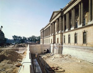 Die Kolonnade des Louvre während der Restaurierung fotografiert, 8. September 1966 von Claude Perrault