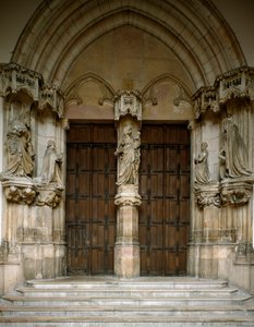 Ansicht des Portals der Kartause von Champmol. Es ist mit fünf Skulpturen von Sluter Claus (circa 1350 um 1405) dekoriert: die Jungfrau, der Herzog und die Herzogin von Burgund, Johannes der Täufer und die Heilige Margarete. 1386-1401 Dijon (Goldene Küste) von Claus Sluter