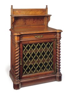 Mittelviktorianischer gotischer geschnitzter Walnuss- und Messing-seitenschrank, spätes 19. Jahrhundert von Collinson and Lock