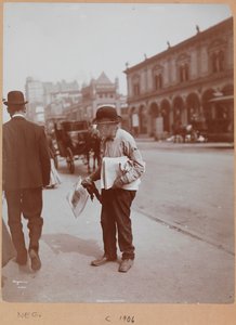 Ein Mann steht auf dem Bürgersteig der Broadway zwischen 34. und 35. Straße und hält die Zeitung The Evening Telegram von Company Byron