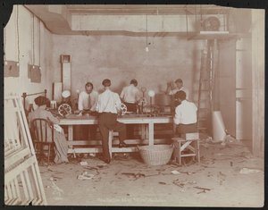 Filmlabore bei der Carlton Motion Picture Co. mit fünf Männern und einer Frau bei der Arbeit mit Film, Spleißen usw., New York