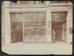 Fassade des ersten Stocks von 122-124 E. 25th Street, das Kameragebäude, American Cinephone Company, American Kinograph Company und Pförtner, New York von Company Byron