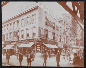 Südwestliche Ecke der 14th Street und 3rd Avenue mit dem Star Candies Laden, einem Zahnarzt, dem Regal Shoe Laden und der Empire Film Co. mit Fußgängern, Werbetafeln und einem Träger der 3rd Avenue Hochbahn, ca. 1905