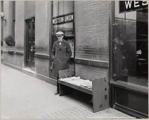 Der blinde Zeitungsverkäufer, Frederick Rode, und die südöstliche Ecke von Broadway & 41st St.
