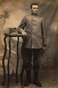 Album "Die GM R. Armee (Erster Weltkrieg)": Soldat des 34. Infanterieregiments in Uniform nach Land