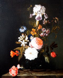 Ein Stillleben mit Blumen in einer Vase auf einem Sims von Cornelis Kick