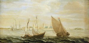 Eine Yacht und ein kleines niederländisches Segelschiff vor der Küste eines Hafens in der Zuiderzee mit Blick auf die Stadt am Horizont und Sanddünen rechts