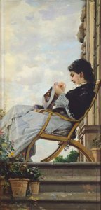 Frau näht auf der Terrasse