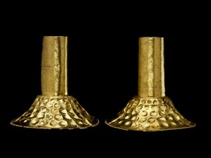 Paar Ohrschmuck, getragen von einem Herrscher oder Schamanen