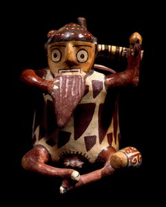 Präkolumbianische Kunst, Nazca-Kultur: anthropomorphes Gefäß, das einen Musiker darstellt, der die Panflöte spielt