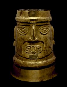 Becher, der eine Gottheit mit Sicán-Augen und Reißzähnen darstellt, 800-1350 n. Chr. von Culture Sicán