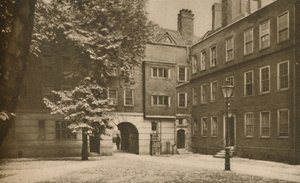 Kopfsteinpflaster des ruhigen anderen Hofes im Staple Inn in Holborn, ca. 1935 von Cyril Ellis