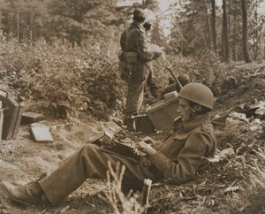 Kriegsberichterstatter Alan Wood tippt eine Depesche