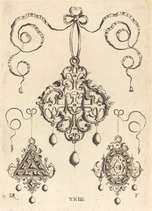 Drei Riemenanhänger, die unteren dreieckig und oval