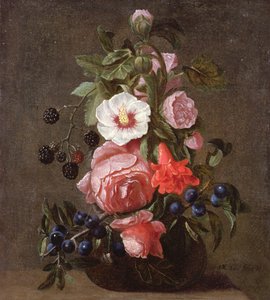 Ein Stillleben mit gemischten Blumen und Beeren in einer Glasvase von Daniel Seghers